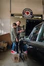 父女俩在车库里一起学习汽车修理，亲密相处