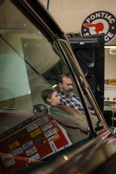 在汽车修理厂，一位父亲与女儿建立了联系，展现了家庭的团结