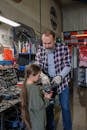 父女俩在温馨的车库里讨论汽车维修的事宜