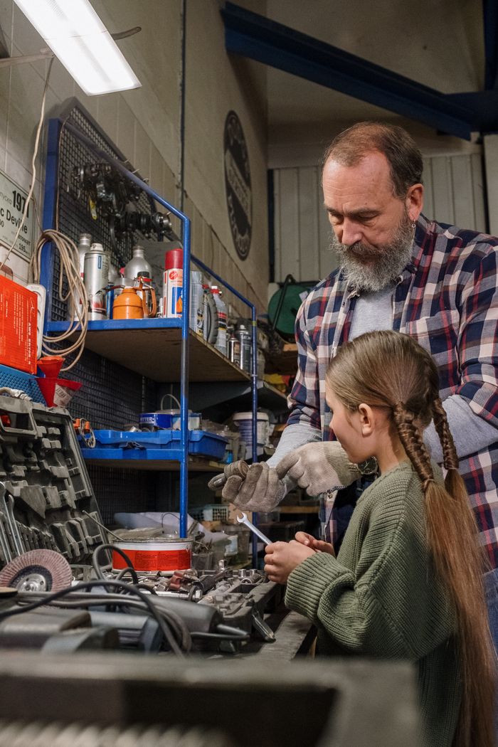Meccanico esamina componenti dei freni in officina