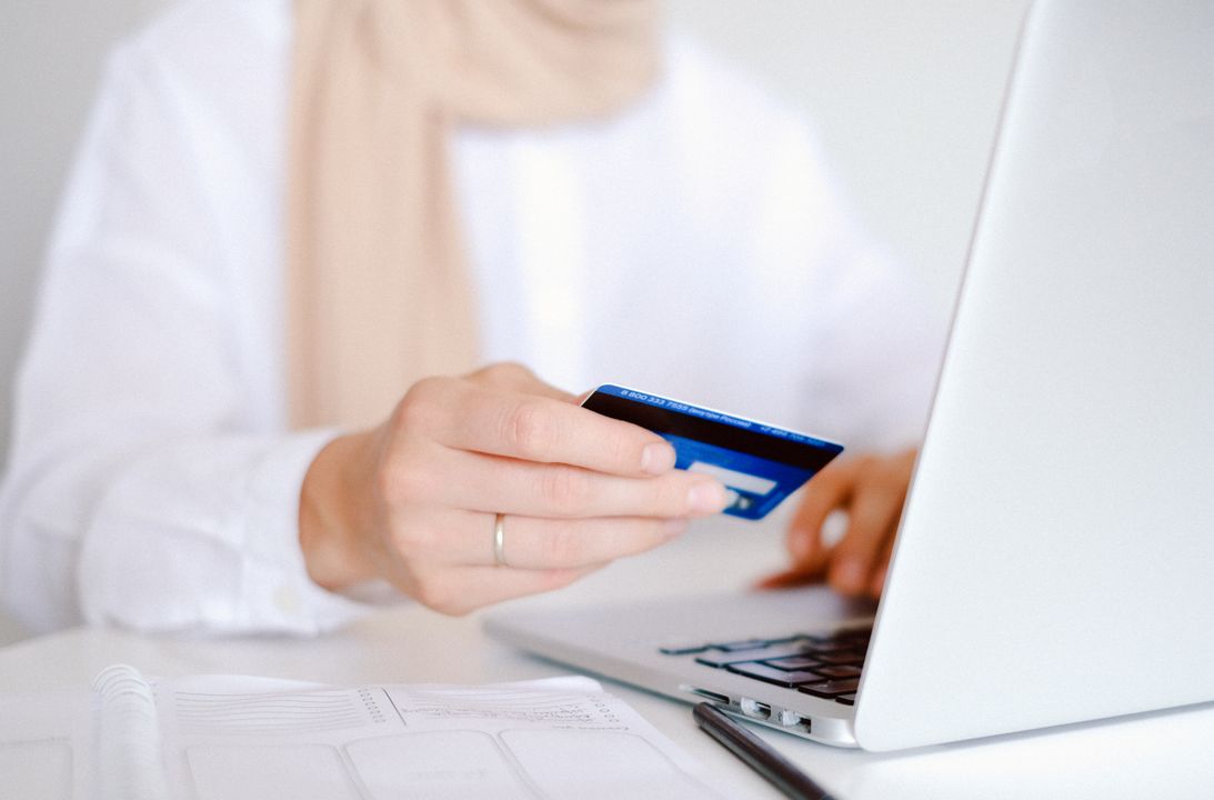 تصميم متجر الكتروني احترافي على سلة - mobile-first online store UI on smartphone in Saudi Arabia