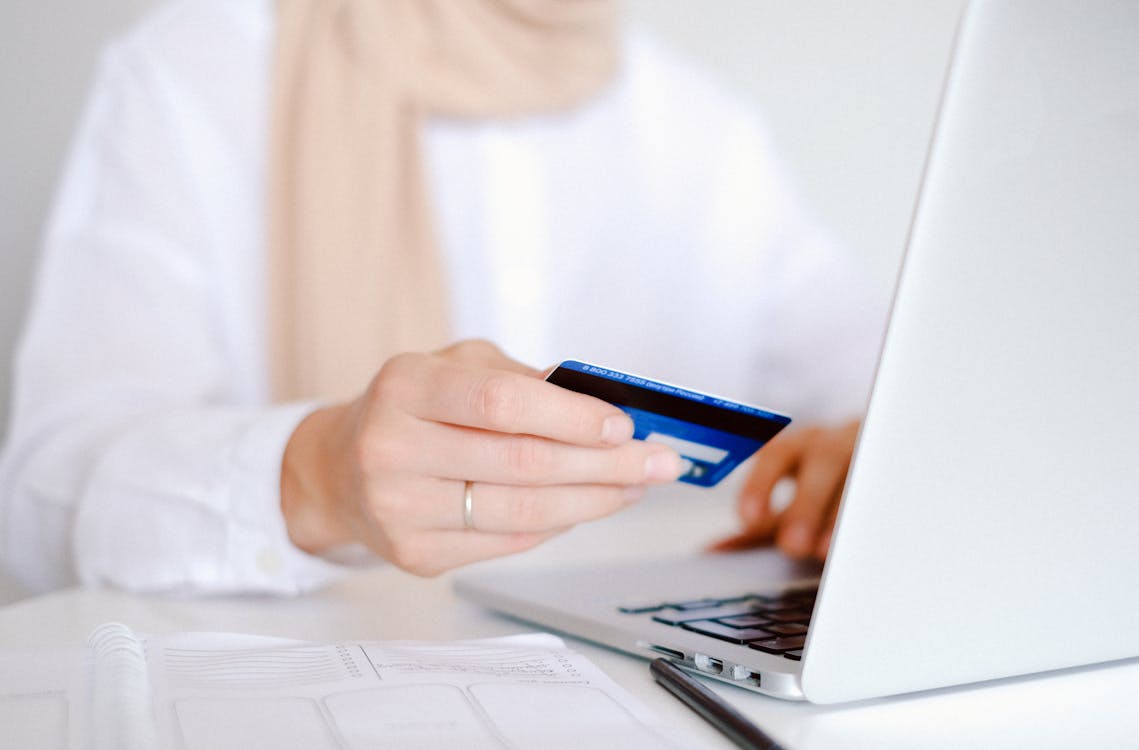 Free Person in White Long Sleeve Shirt Holding Credit Card Stock Photo