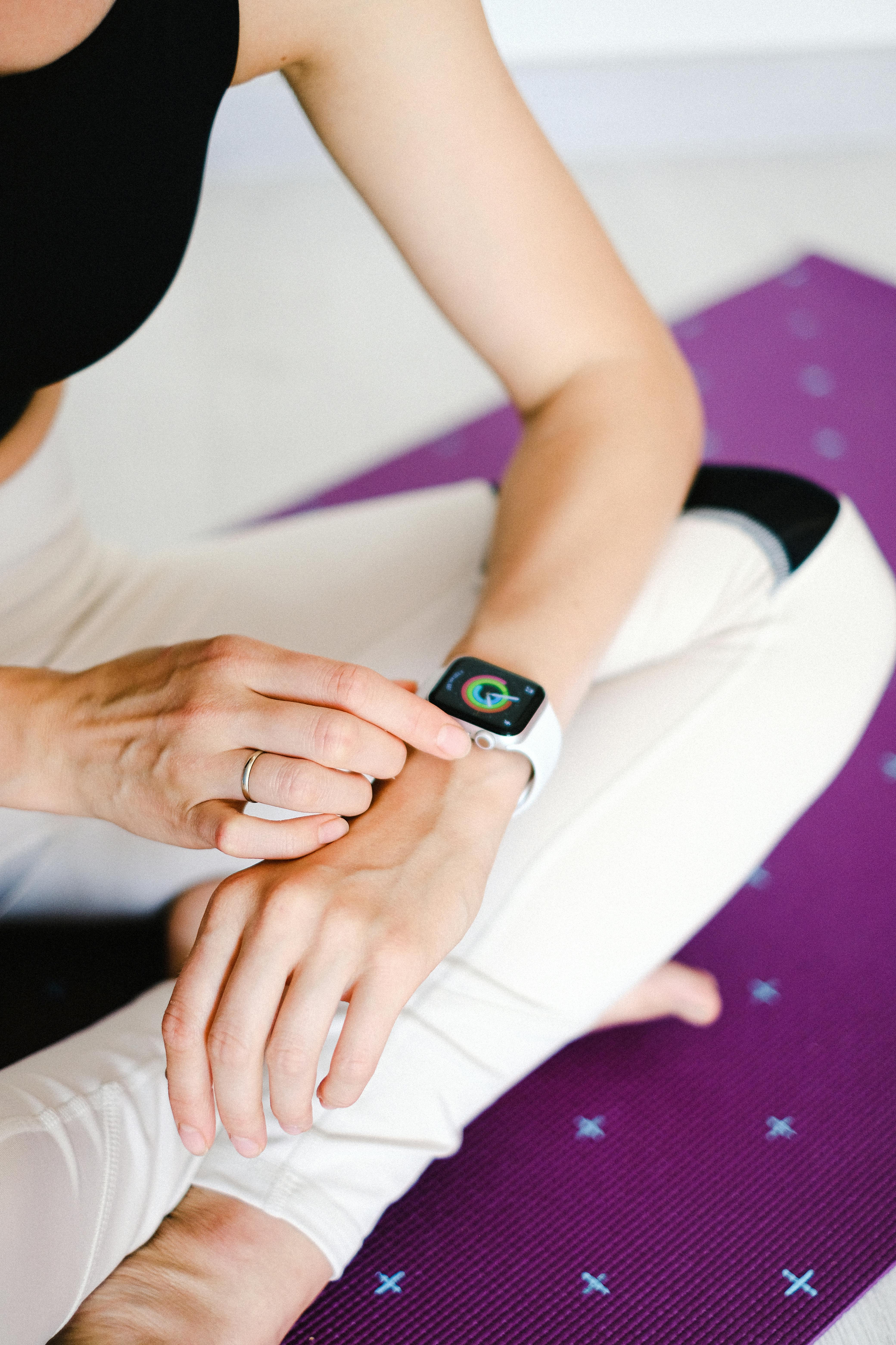 Kostenloses Foto zum Thema aktivitatsmonitor apple watch arm digitale gesundheit digitaluhr elektrik elektronische gerate elektronisches gerat fashion finger fitness fitness enthusiast frau freizeitkl...