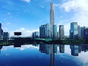 城市天际线的特色是摩天大楼和清澈蓝天下河流的倒影