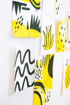 白墙上展示了一系列充满活力的黄黑抽象艺术作品