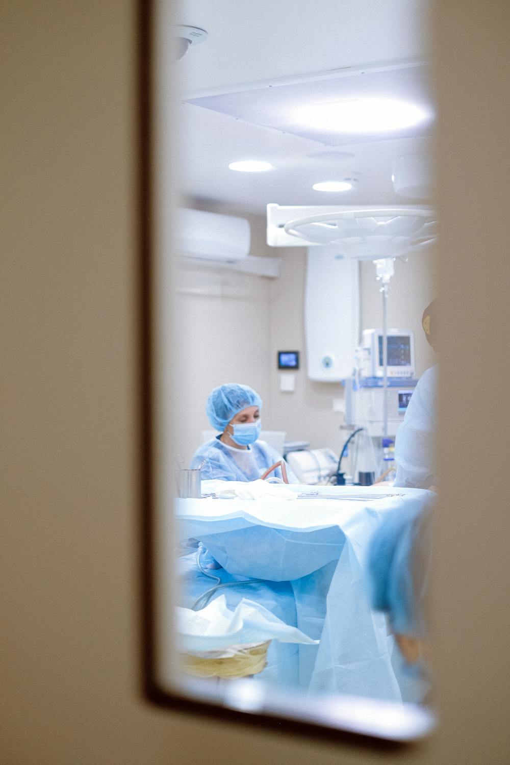 Healthcare professionals inside the operating room. | Photo: Pexels