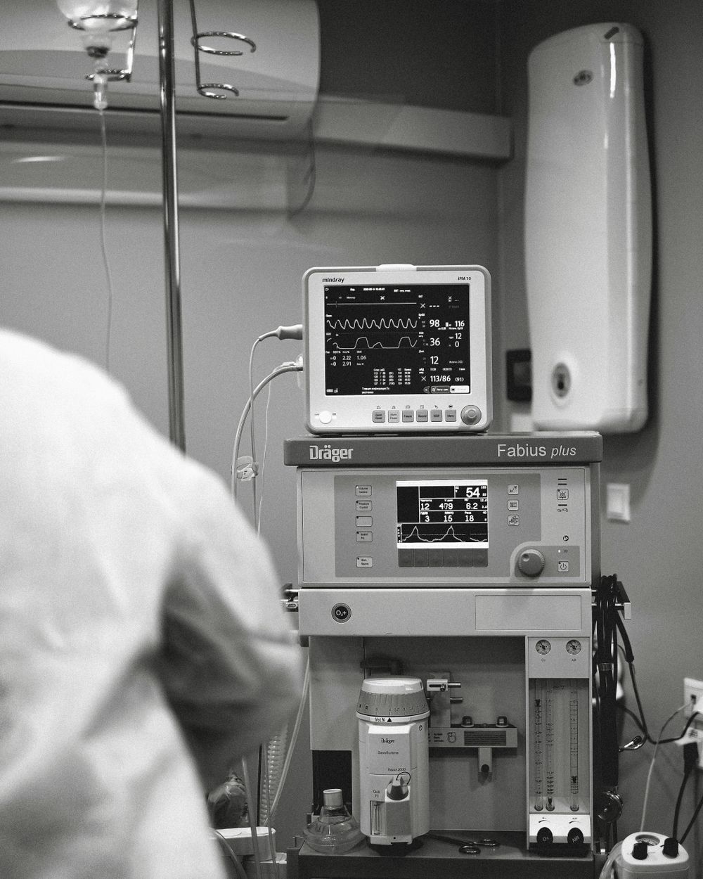 Anaesthesia workstation and patient monitor in an operation theatre