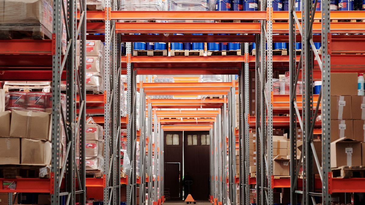 Estanterías de un depósito de un proveedor industrial