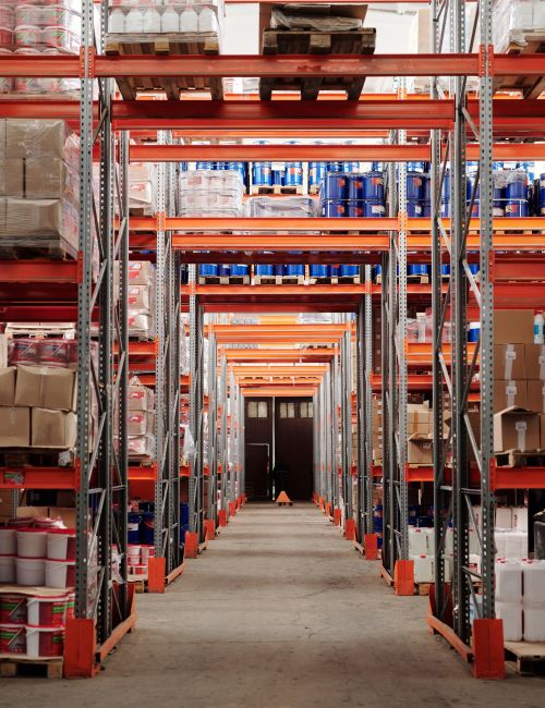 Magazijn met rekken en pallets
