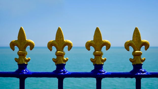 金色和蓝色金属围栏装饰着海景，尽显宁静与优雅