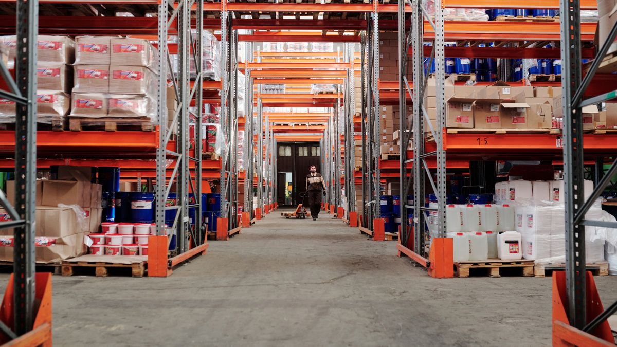 Depósito industrial con estanterías cargadas de insumos