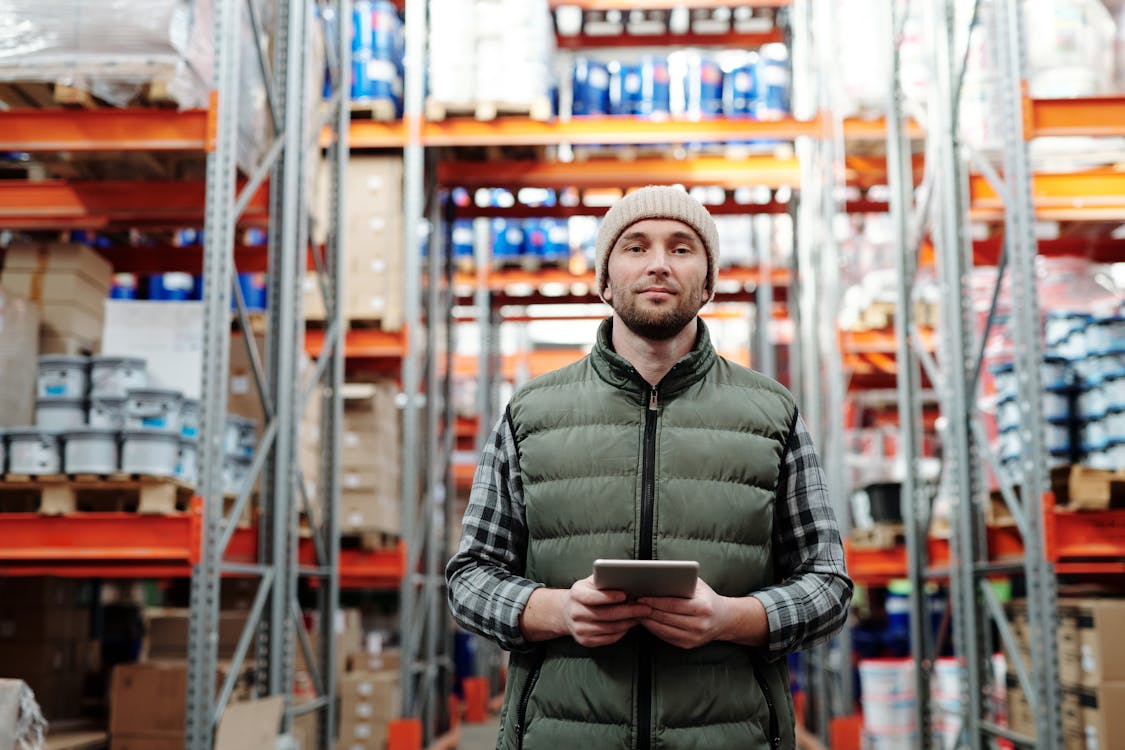 showing an image of how to sell in an organized retail store or warehouse. image of a man in an organized warehouse.