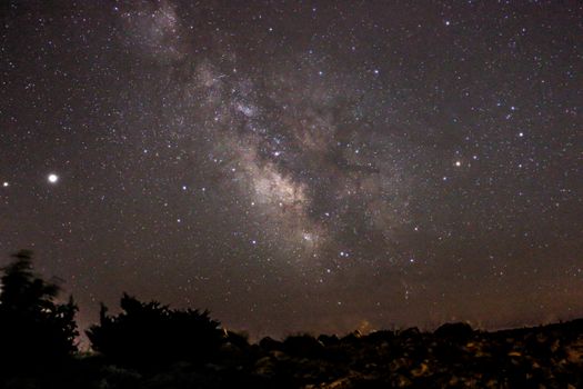 迷人的银河系在夜空中闪耀着明亮的光芒