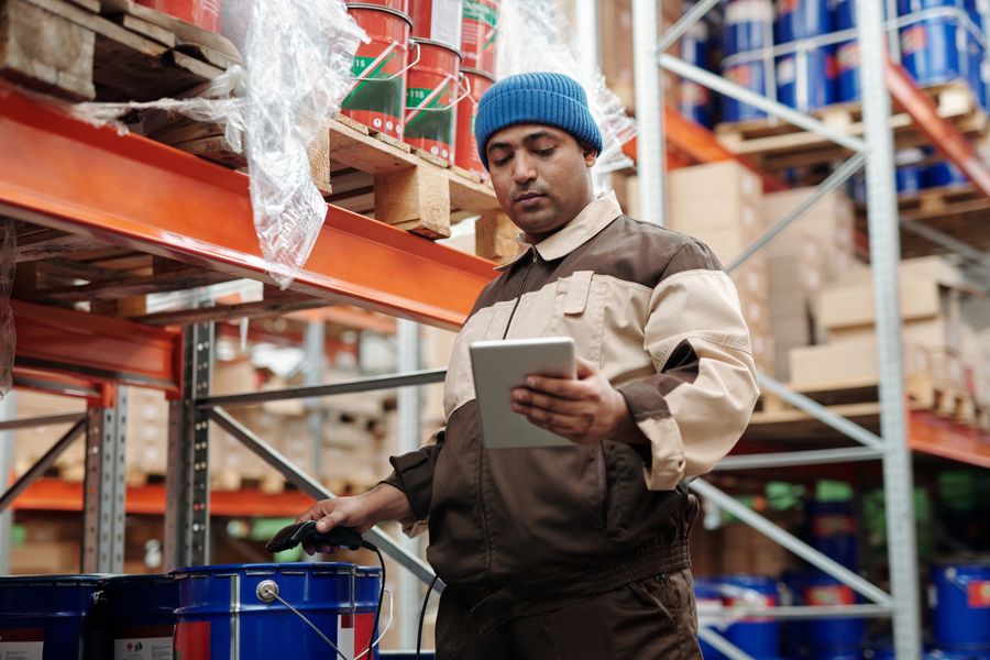 Supervisor revisando información en una tableta en bodega