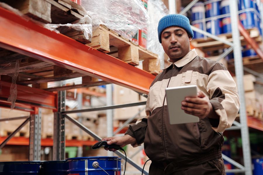 Equipo de almacén revisando procesos de distribución con una tablet