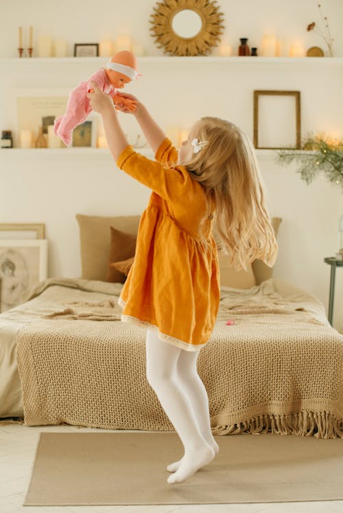 インドア, おもちゃ, オレンジドレスの無料の写真素材
