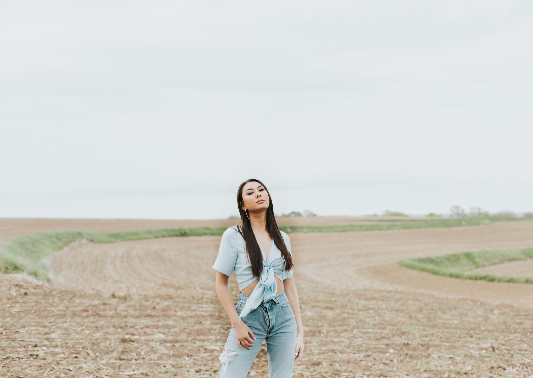 Frau Im Wei en Hemd Und In Den Blauen Jeans Die Auf Braunem Sand Frau Im Wei en Hemd Und In Den Blauen Jeans Die Auf Braunem Sand