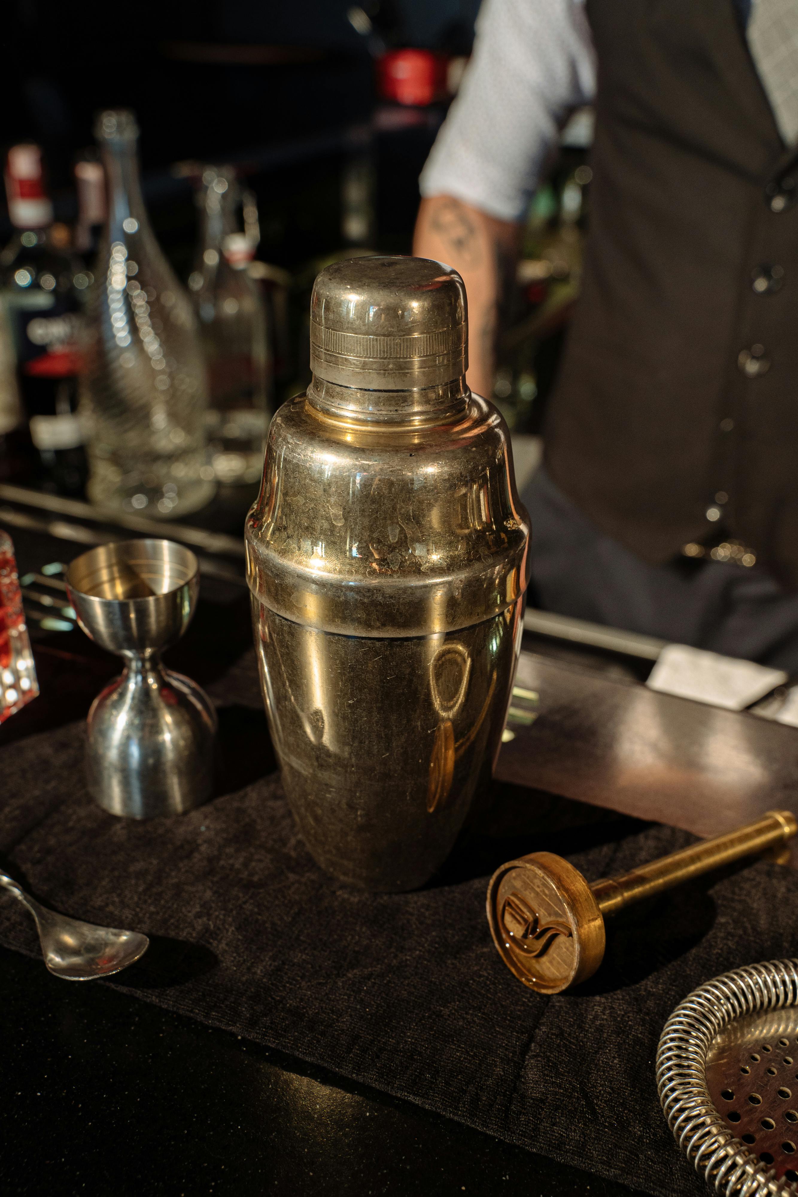 Shaker inox Boston posé sur comptoir de bar en marbre