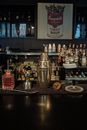 这家复古酒吧配备了经典的鸡尾酒调制工具和瓶装酒展示