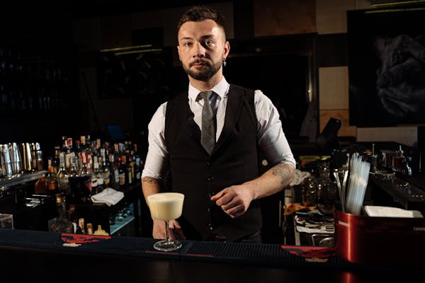 Barman préparant un cocktail