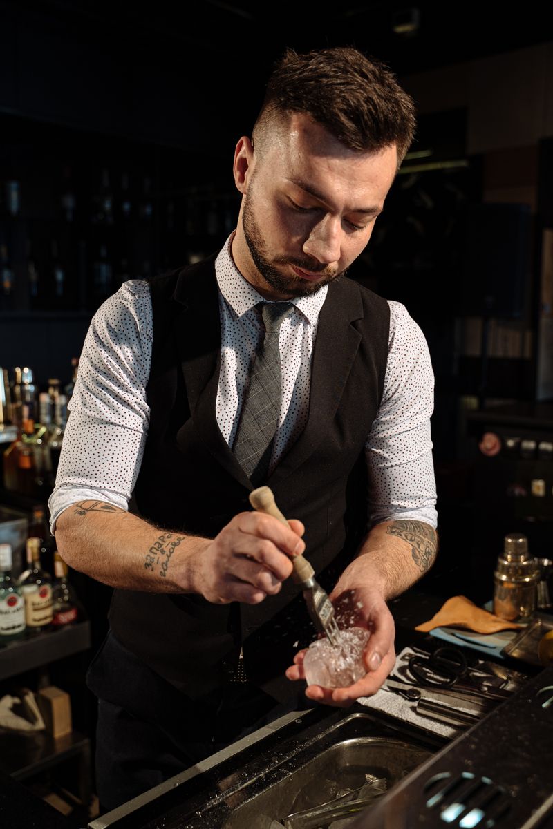 Barman preparând un cocktail la bar