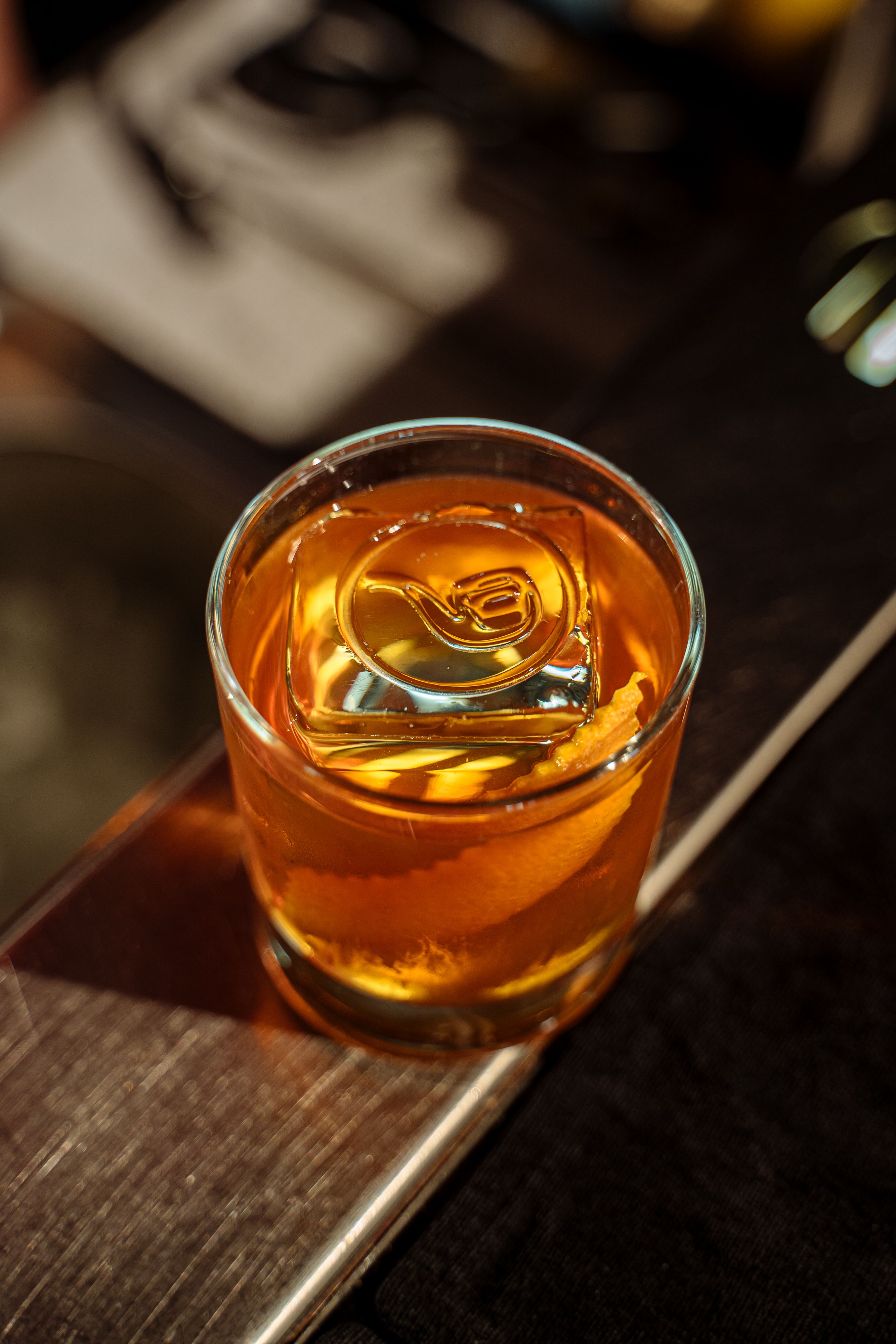 这家时尚酒吧提供精致的威士忌鸡尾酒，并配以象征性的冰块
