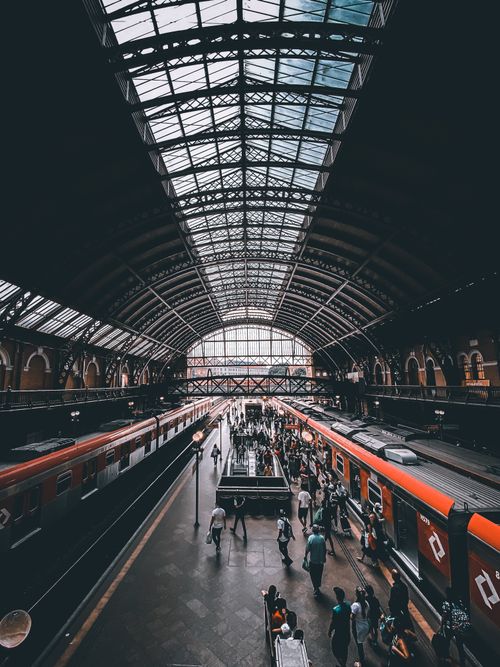 Free From above of crowded platform of modern railway station under domed roof after train arrival Stock Photo