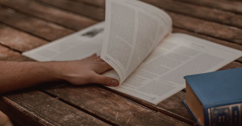 Comment scanner un livre efficacement pour créer une bibliothèque numérique accessible partout
