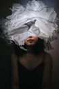 一个人的艺术肖像中，脸被发光的织物覆盖，呈现出神秘的外观