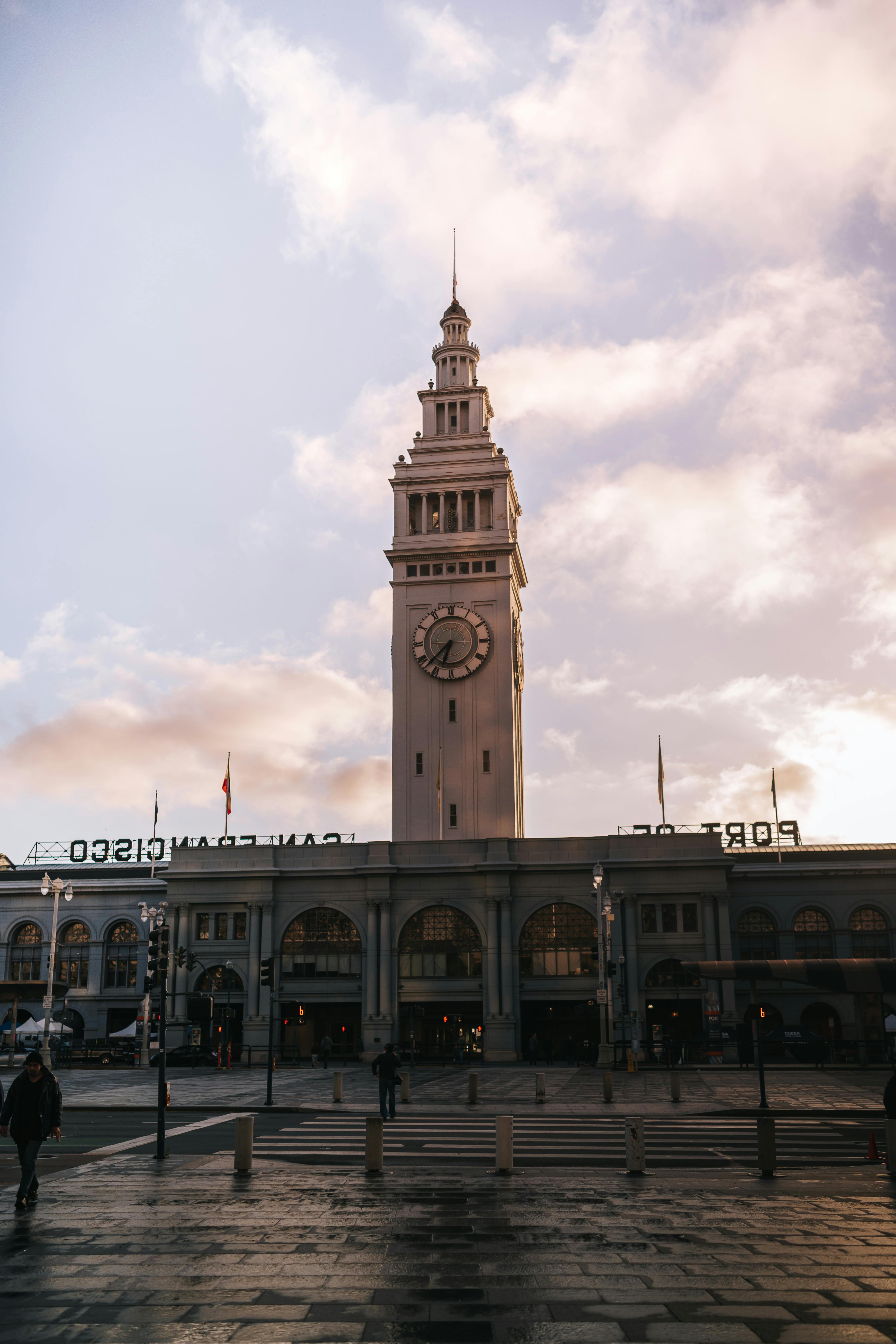 Beyaz Bulutların Altında Kahverengi Beton Yapı