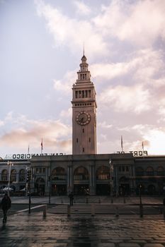 渡轮大厦在旧金山美丽的日出下，展现出建筑的优雅