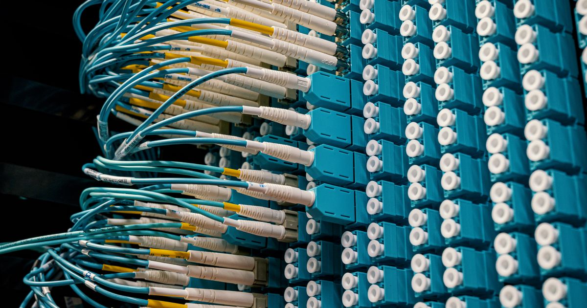 Patchfeld mit Glasfaserkabeln im Rechenzentrum, empfindlicher Bereich bei der technischen Reinigung