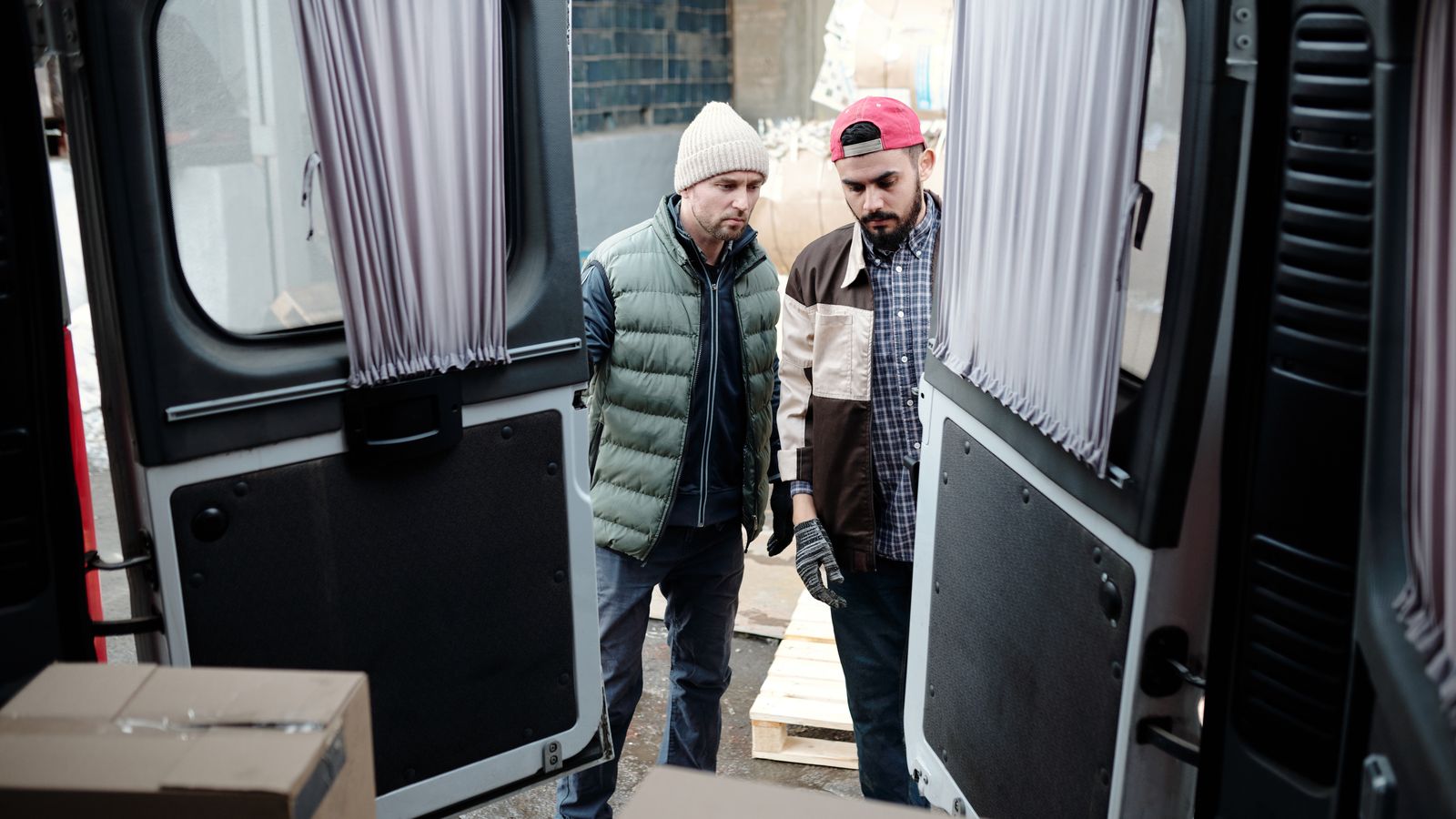 Interior de utilitário compacto com piso de carga, caixas e organização para entregas