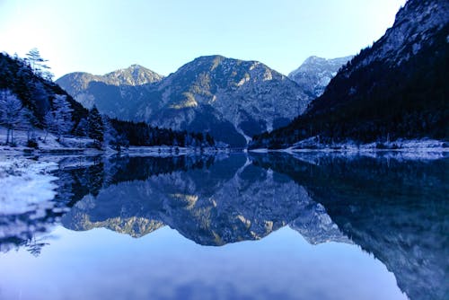 湖と緑の山