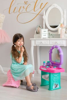 年轻女孩在时尚的房间里玩着玩具套装里的化妆游戏