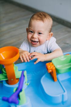 宝宝快乐地玩耍着充满活力的互动玩具套装，这非常适合儿童的生活方式主题