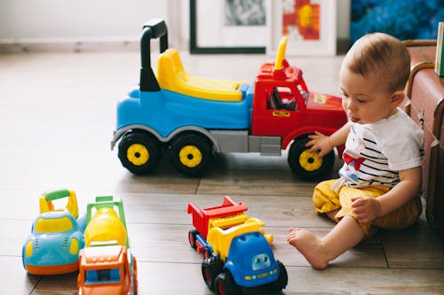 Foto profissional grátis de bebê, bonitinho, carros de brinquedo