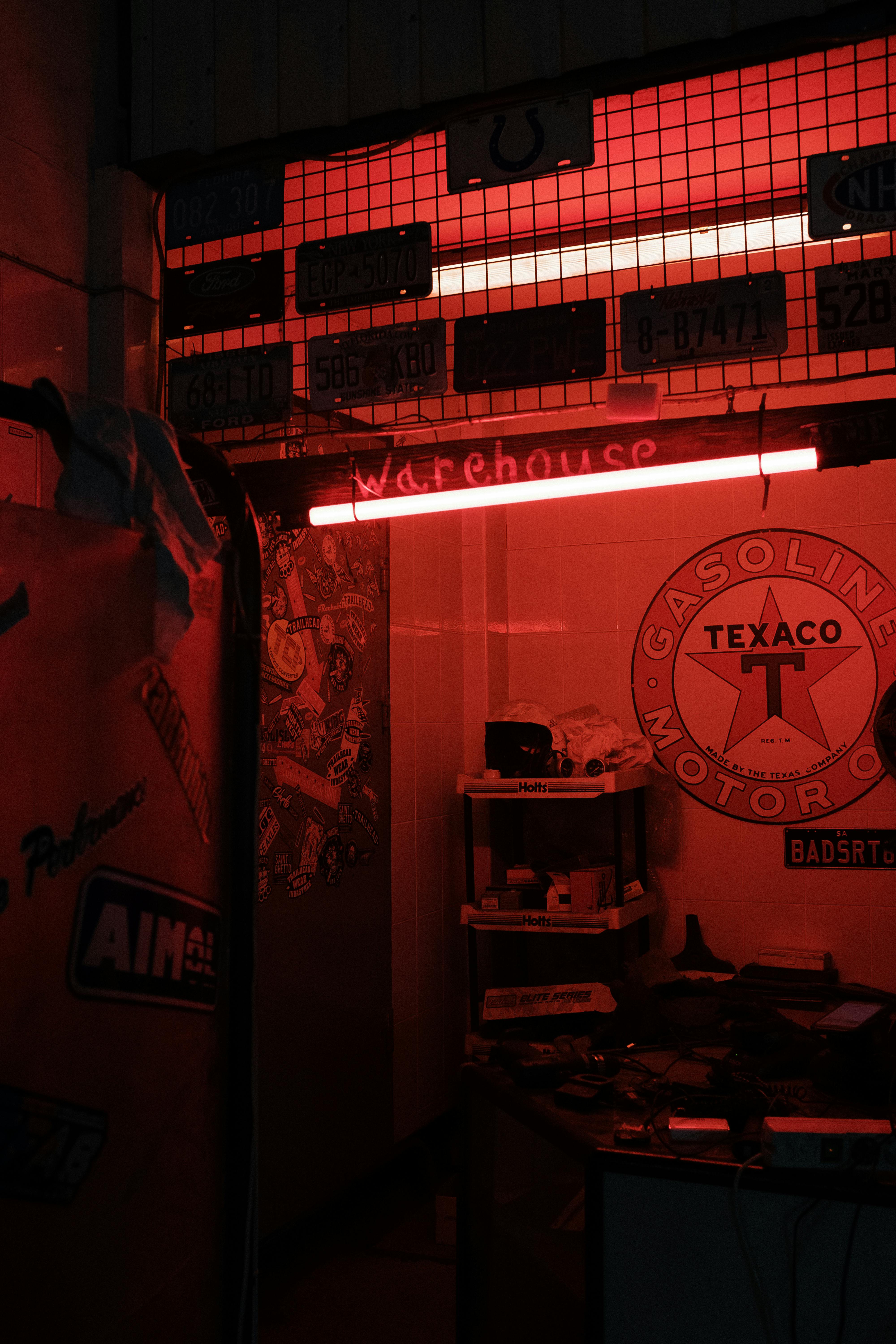 车库内部装饰复古，并配有充满活力的红色霓虹灯