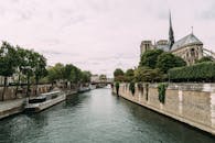 巴黎圣母院坐落在塞纳河畔，展现了哥特式建筑与郁郁葱葱的绿化景观