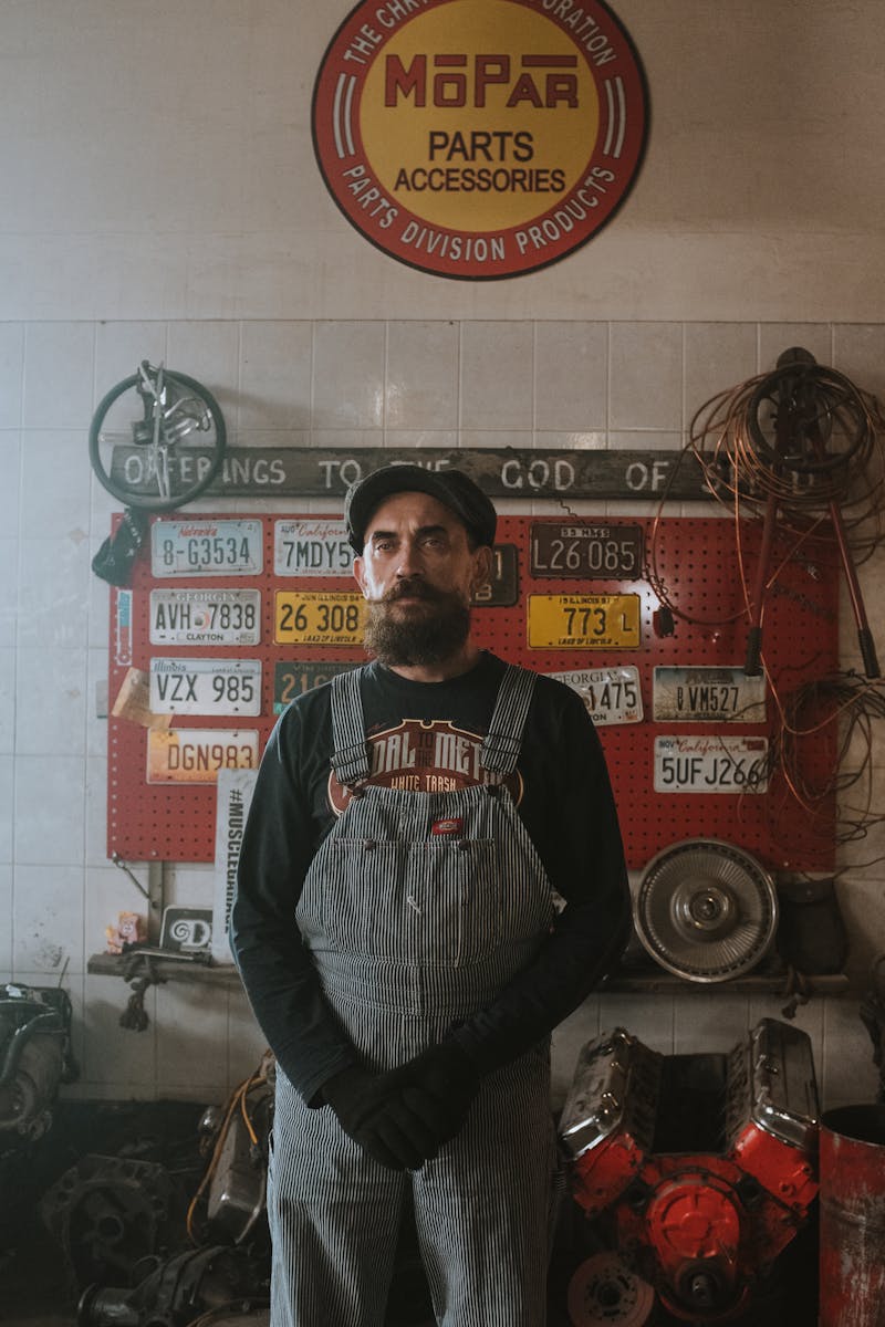 Empleado acomodando herramientas en una ferretería de Argentina