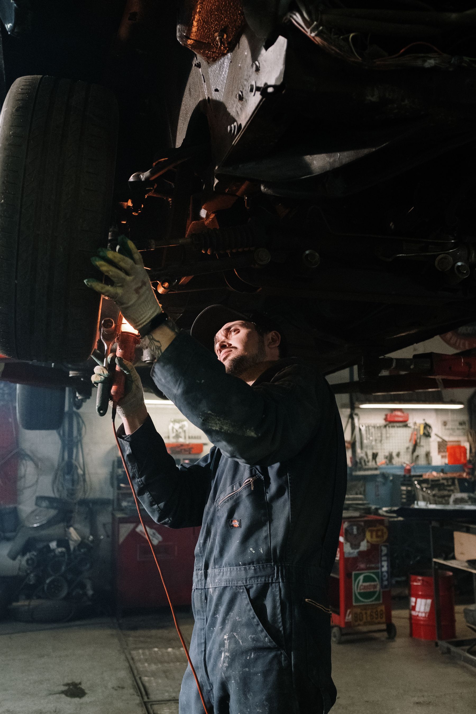 Meccanico al lavoro in officina