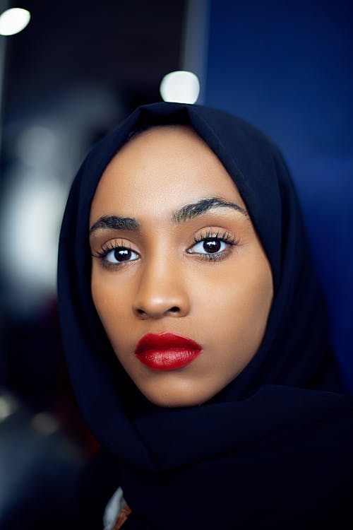 Mujer En Hijab Negro Y Lápiz Labial Rojo