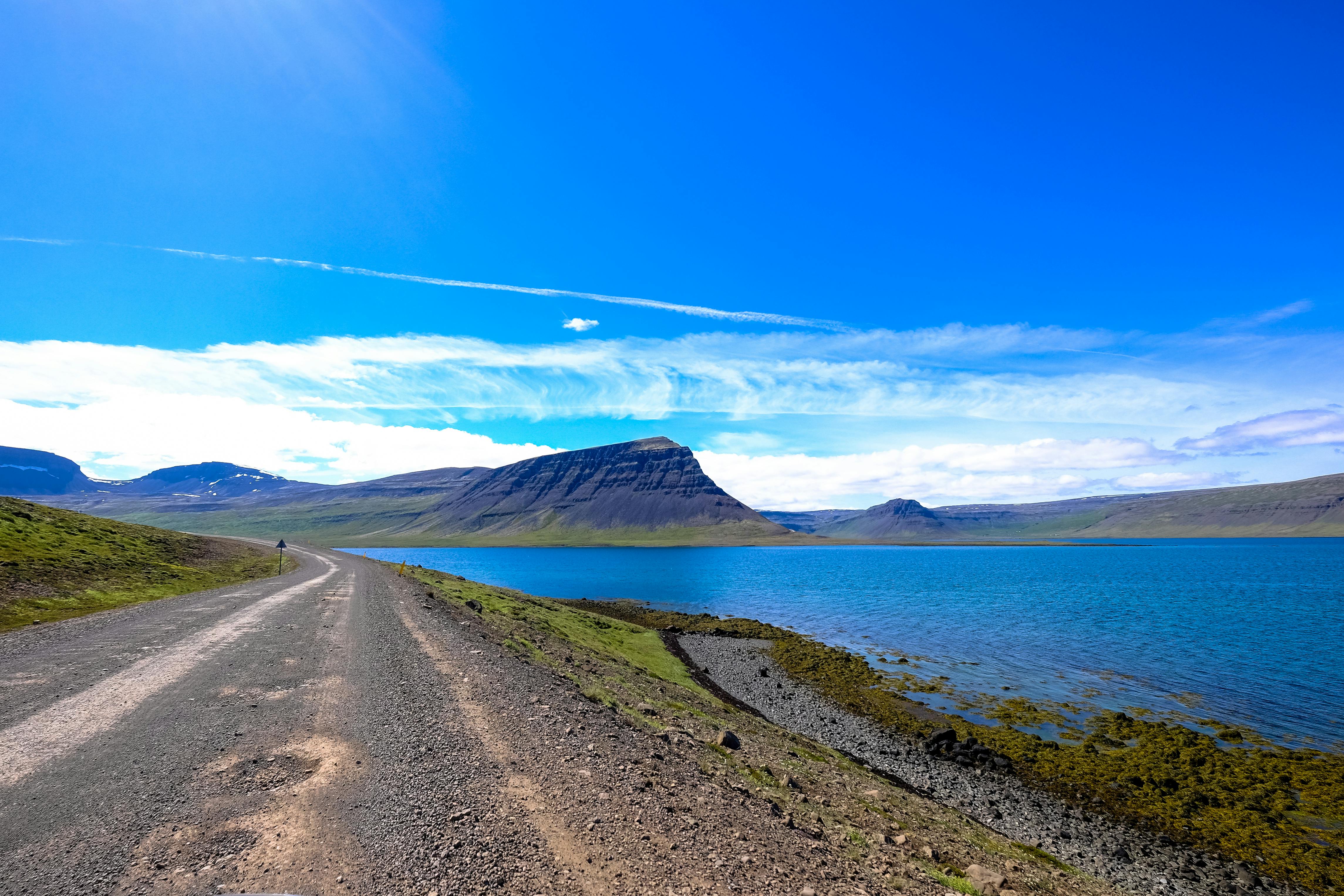 山间湖泊的景色令人惊叹，天空晴朗，土路蜿蜒