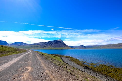 Corpo De água Azul Sob O Céu Azul