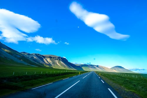 山の近くのアスファルト道路