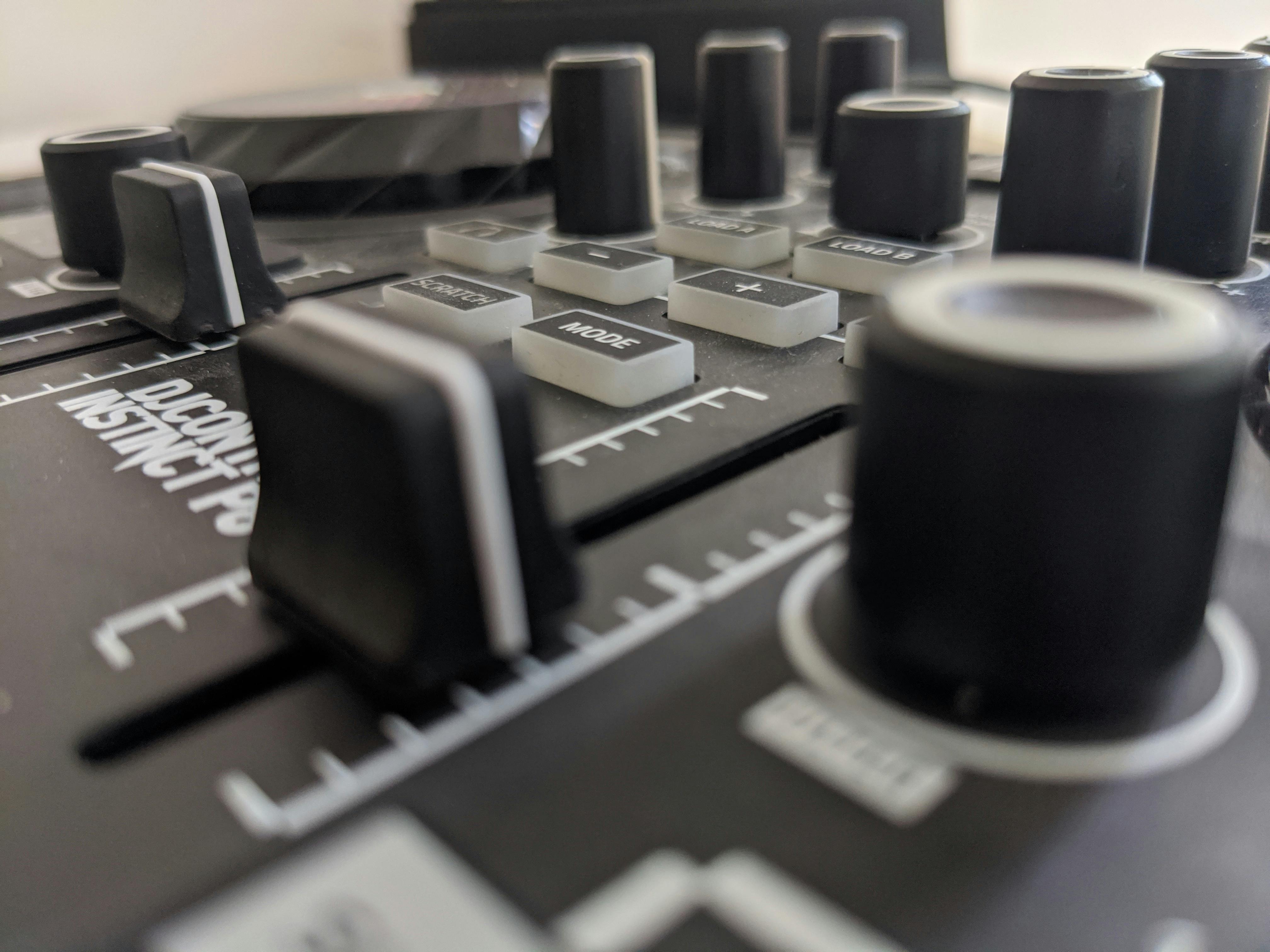 מעצב שיער מבצע תספורת