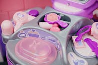 这款充满活力的玩具梳妆台套装，配有粉红色和紫色的刷子、镜子以及梳子