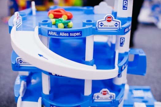 这款充满活力的塑料停车库玩具，配有蓝色坡道和汽车，非常适合儿童玩耍