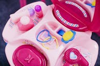 明亮的儿童梳妆台配有玩具化妆品和配件，是激发想象力的完美选择