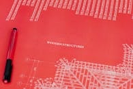 展示红色木结构建筑蓝图的特写